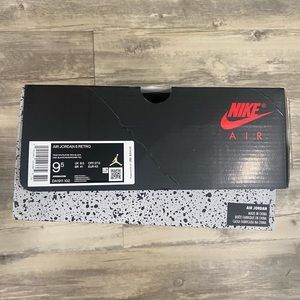 Air Jordan Retro 5 “Fire Red”.